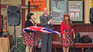 EAST LANCASHIRE RAILWAY 1940s WAR WEEKEND LIVE SINGERS CHRISTOPHER amp THE ROBINS [upl. by Rafiq]