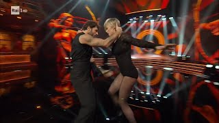 Il Paso di Federica Pellegrini e Angelo Madonia  Ballando con le Stelle 19102024 [upl. by Rep]