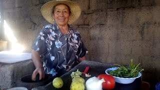 SALSA DE XOCONOSTLE EN MOLCAJETE  Cocinando con Lauren [upl. by Tebazile]