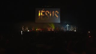 A Lyon la messe de Noël avec concert de Glorious a fait salle comble à lAmphithéâtre [upl. by Thibaut616]