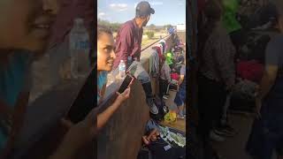 Asi Viajan los migrantes en tren caravana en migracion a USA por asilo trabajo vida mejor [upl. by Derek5]