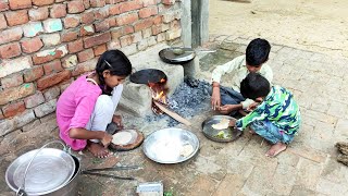 बहन ने बनाई भाइयों के लिए कच्चे केले की सब्जी और गरमा गरम पूरी village food video village viarlvideo [upl. by Nivre]