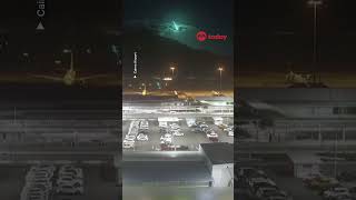 Falling fireball lights up night sky near Cairns Airport in Australia [upl. by Cindie59]