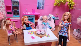 Play doh fun  Elsa amp Anna toddlers  Barbie dolls  Chelsea  pretend food [upl. by Shina]