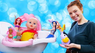 Annabelle badet mit Meerjungfrauen Video mit Baby Born Puppe Spielspaß in der Badewanne [upl. by Nikolia]