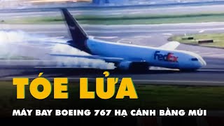 Khoảnh khắc máy bay Boeing 767 tóe lửa khi hạ cánh bằng mũi [upl. by Salomon]