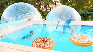 DÉFI PISCINE  ON MARCHE SUR L’EAU DANS DES BULLES GÉANTES AVEC DES GONFLABLES [upl. by Ticknor]