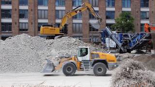 CAT 349E beschickt Kleemann Brechanlage zusammen mit Liebherr L566 [upl. by Gaylord]