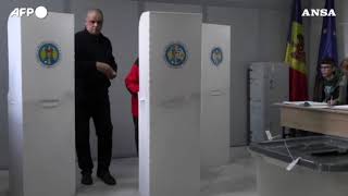 Moldavia al voto per il ballottaggio delle presidenziali [upl. by Emiolhs]