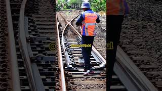 Proses pergerakan wesel elektrik keretaapiindonesia keretaapi railway reaction [upl. by Otsuj965]