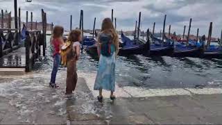 Acqua alta a inizio settembre in Piazza San Marco la meraviglia di turisti e bambini [upl. by Azmah]