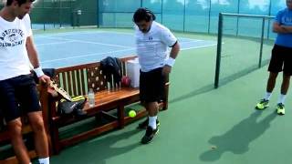 Maradona impresiona a Djokovic dominando pelota de tenis [upl. by Swinton]