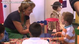 Turistas de cruceros Queen Mary II en la Feria de Artesanía de Canarias  Gran Canaria [upl. by Eidnar]