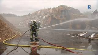 Incendie spectaculaire sur le port de Caen [upl. by Alleciram]