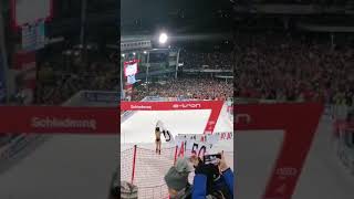 Flitzerin in Schladming stört Nachtslalom und läuft ins Ziel [upl. by Wennerholn482]