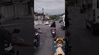 Polícia persegue adolescentes em moto final feliz [upl. by Hedda]