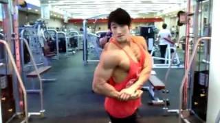 Bodybuilder Hwang Chul Soon  Posing at the Gym [upl. by Chatav]