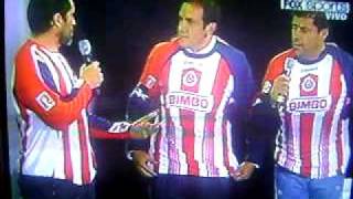 Cuauhtemoc Blanco se ponen la playera de las quotCHIVASquot [upl. by Cline]