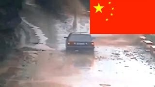 Оползень накрыл автомобиль в Китае  Landslide engulfs car in China [upl. by Dde]