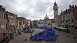 Venezia onda umana contro la violenza di genere [upl. by Mages434]