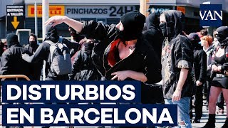 Disturbios entre antifascistas y Mossos por la concentración de Vox en Barcelona [upl. by Jat310]