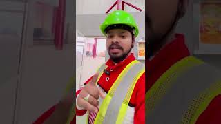 Dekhiye Reflective Jacket Kaise Pahane hai  😯 safetyvideo construction shortsfeed viralvideo [upl. by Inanak]