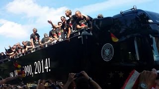 Deutsche Nationalmannschaft  Ankunft in Berlin  Weltmeister 2014 [upl. by Yhtuv]