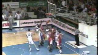 Il buzzer beater di Matt Santangelo contro Imola [upl. by Aeslek473]