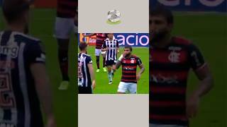 Lyanco da tranco em Gabigol que manda beijinho pro zagueiro do AtléticoMG [upl. by Mayda]