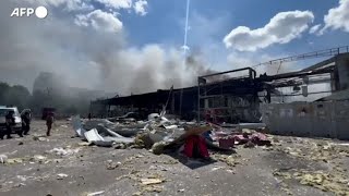 Ucraina bombe russe su un supermercato nella citta di Kostyantynivka morti e feriti [upl. by Zabrine]