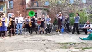 Brassbanditen Leipzig  live  Gieszer 16 in Plagwitz 2014 [upl. by Acisej]