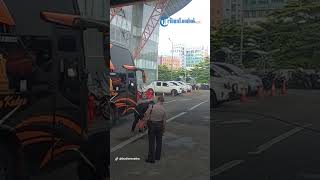 Kebelet Kencing Penumpang Pakai Toilet Bus saat Parkir Dapat Hukuman Bersihkan Jalan di Terminal [upl. by Habeh]