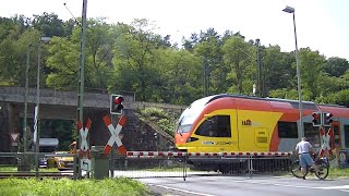 Bahnübergang Gießen Giessen  German Railroad crossing  Duitse Spoorwegovergang [upl. by Kiah199]