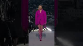 défilé VERSACE automne hiver 2023 2024  tendance mode automne 2023 [upl. by Sharity296]