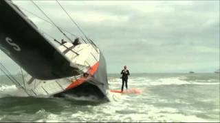 Alex Thomson debout en mer sur la quille de son bateau [upl. by Meave816]