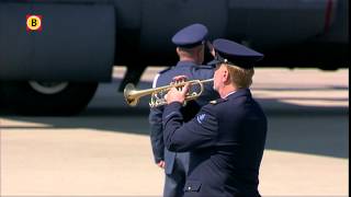 Indrukwekkende ceremonie op vliegbasis Eindhoven bij aankomst eerste vluchten slachtoffers MH17 [upl. by Refinneg]