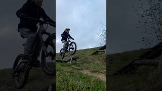 Fünfjähriger im Dirtpark dirtpark bikepark mtbjump mtbkids actionkids [upl. by Eivi]