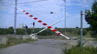 Spoorwegovergang Valenzano I  Railroad crossing  Passaggio a livello [upl. by Gary181]