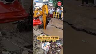 রাস্তার গর্তে ডুবল বাইক সাঁতরে বেরোলেন আরোহী Gurugram ViralVideo GurugramRains GurugramFloods [upl. by Eboj148]