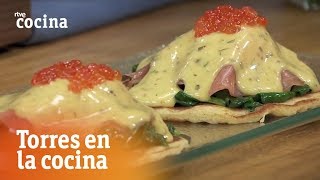 Cómo hacer huevos Benedict  Torres en la Cocina  RTVE Cocina [upl. by Anilad]