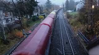 Baureihe 185 Traxx 1 mit einem gemischten Güterzug durchfährt den Haltepunkt von LennestadtMeggen [upl. by Port]