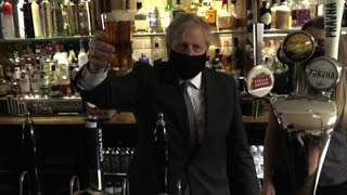 Gb il premier Johnson si gode la prima pinta di birra [upl. by Guillema]