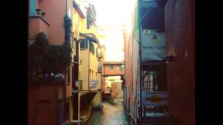 La finestrella di Bologna  The window on the canal in Bologna [upl. by Eilrahs]