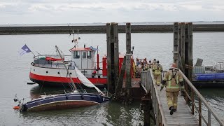 Zeilboot gezonken in haven bij Zierikzee [upl. by Akimrehs561]