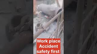 Work place accident Safe lifting procedure Safe rigging procedure Training and educationRisk [upl. by Moscow173]