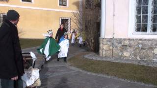 Sternsinger laufen vor der Weizbergkirche [upl. by Nolyarb]