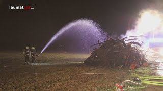 Vier Feuerwehren bei Brand eines größeren Holzstapels in Feldkirchen an der Donau im Einsatz [upl. by Oconnor]