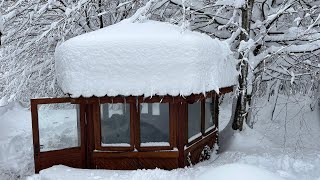 Heavy snowfall in the log cabin  Caught in a Snowstorm [upl. by Sueaddaht986]