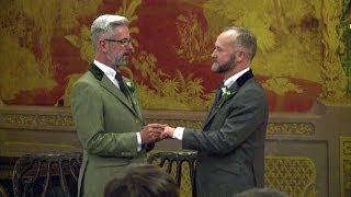 Angleterre un des premiers mariages homosexuels [upl. by Nnylyrehc]