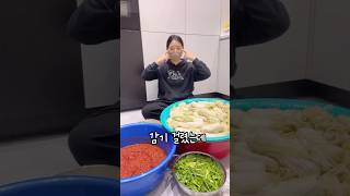 김장의 날배추는 절여놨고 감기는 걸렸고  그럼 해야지 뭐 김장브이로그 koreanfood kimchi 김치 cooking 해외브이로그 [upl. by Mccurdy]